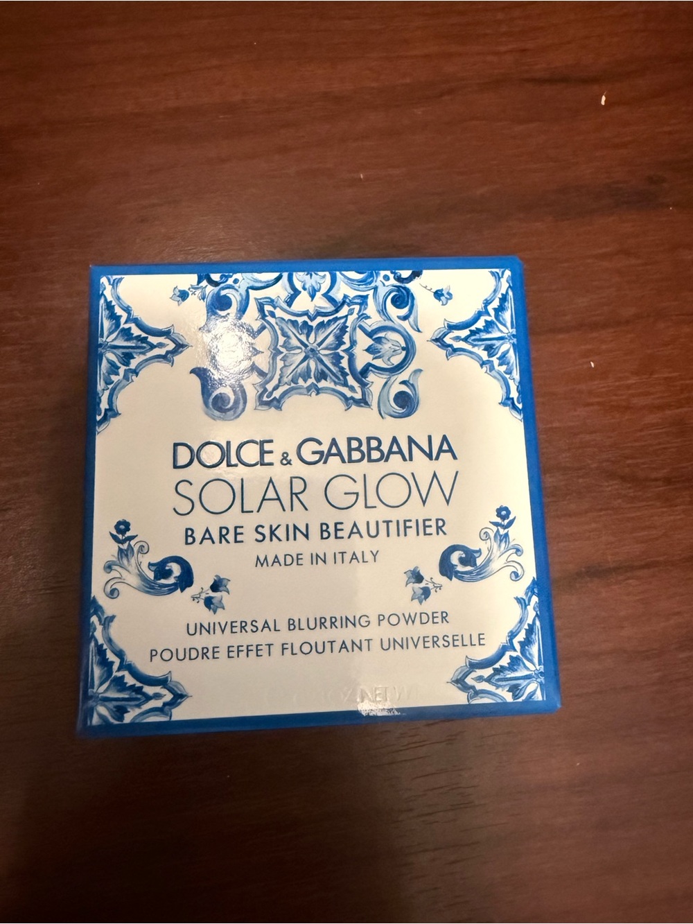 Dolce & Gabbana Solar Glow Universal Blurring Powder - Blue and White Box